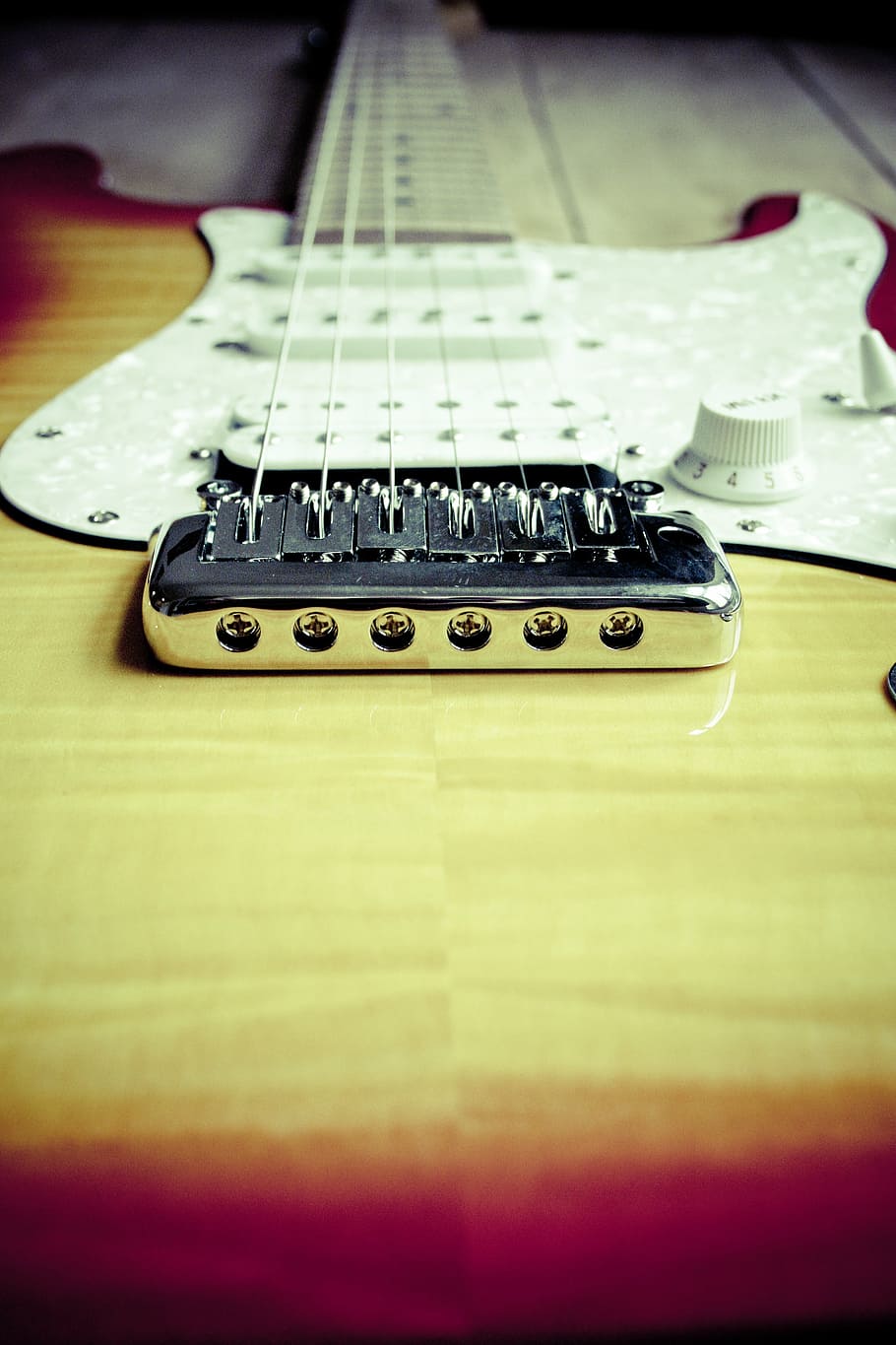 shallow, focus photography, brown, electric, guitar, macro, shot, white, stratocaster, still
