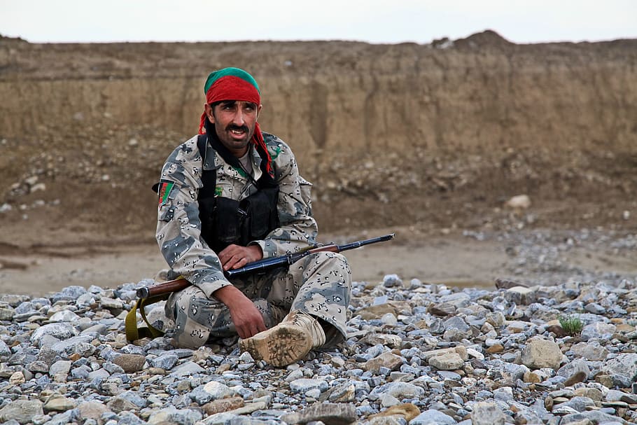 militar, hombre, sentado, rocas, luchador, arma, afgano, rebelde, guerra, peligroso