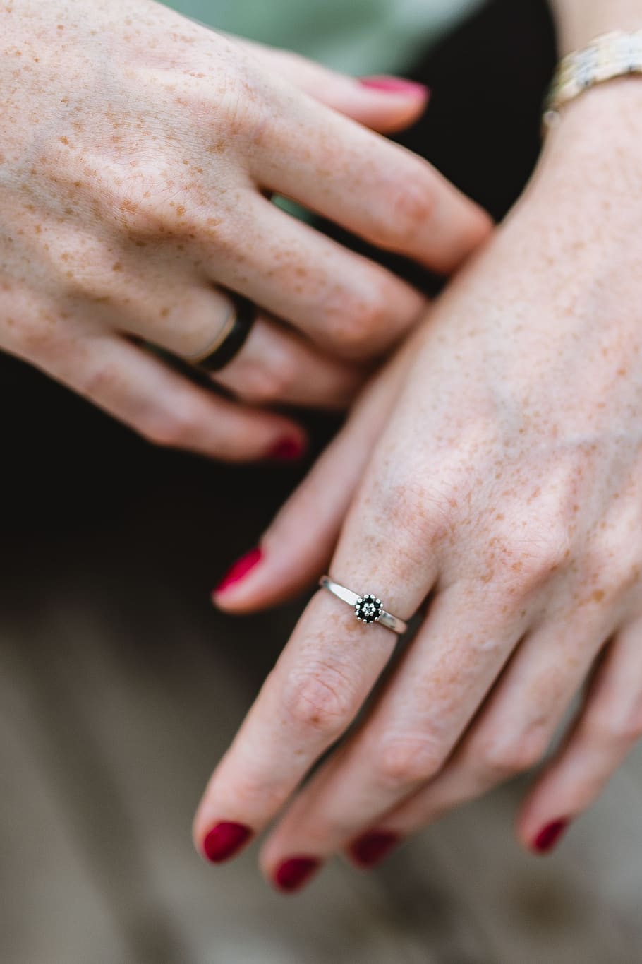 feminino, mulher, mãos, joias, anel, sardas, unhas vermelhas, manicure, Detalhe, mão humana