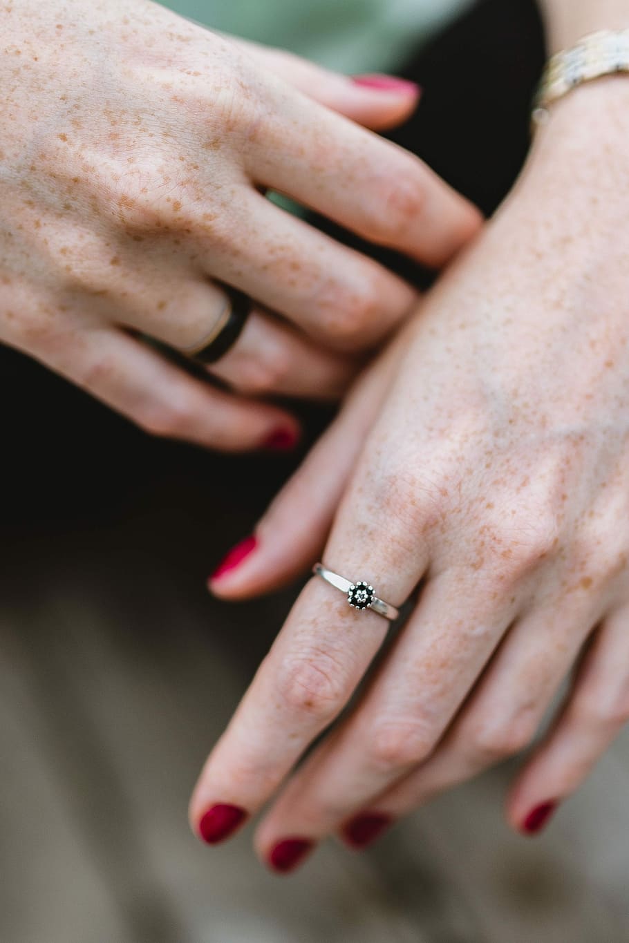 женщина, руки, ювелирные изделия, деталь, женский пол, кольцо, веснушки, красные ногти, маникюр, человеческая рука