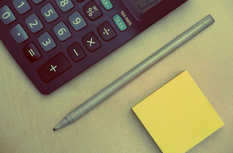 gris, bolígrafo, al lado, calculadora, amarillo, adhesivo, nota, cerca, números, contabilidad