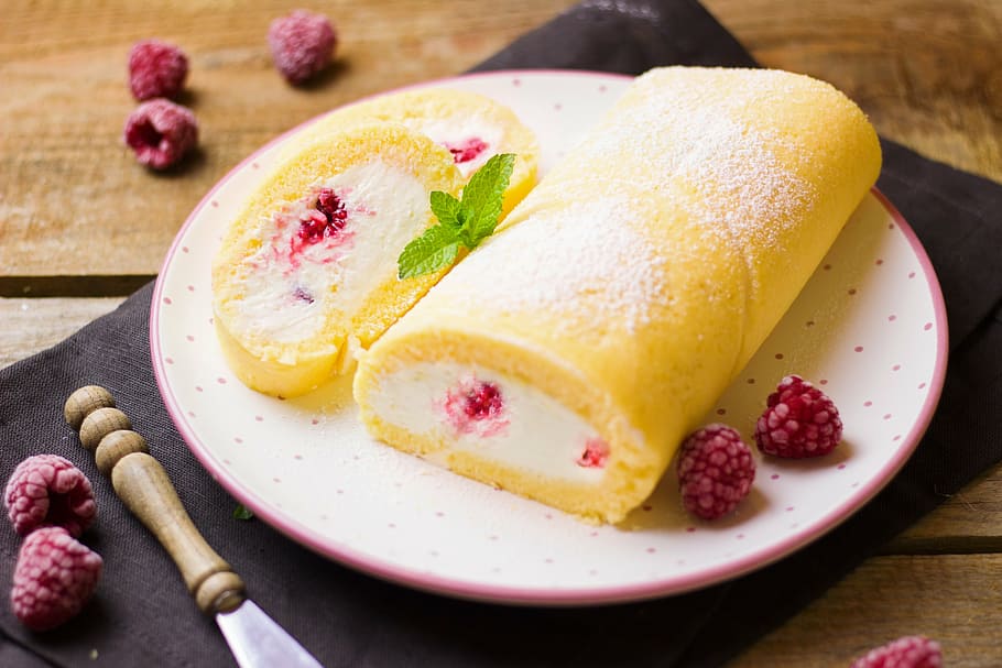 round, white, pink, ceramic, plate, yellow, bread, roulade, raspberry, advocaat