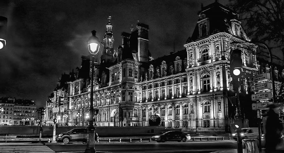 hotel de ville, París, fotografía en escala de grises del edificio, exterior del edificio, arquitectura, noche, iluminado, estructura construida, automóvil, vehículo de motor