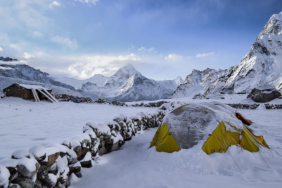 amarillo, carpa domo, cubierto, nieve, excursionista, campamento, carpa, ártico, montañas, escena
