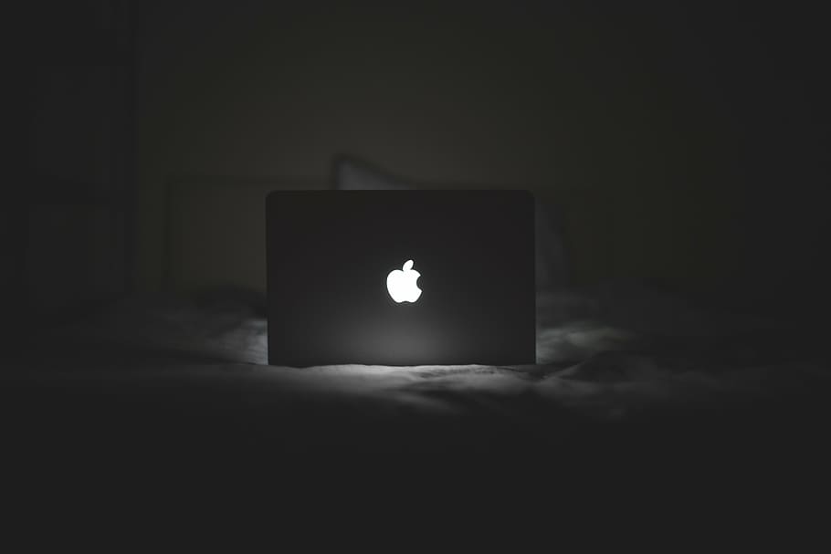 включен серебристый macbook, фото, серебристый, macbook, повернутый, яблоко, свет, ноутбук, компьютер, ночь