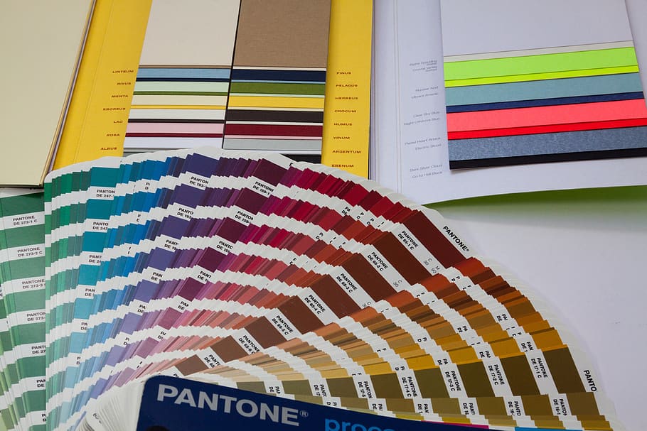 padrões de cores, padrão de papel, pantone, avaliação, decisão, pressão, ventilador de cores, amostra de impressão, design gráfico, designer