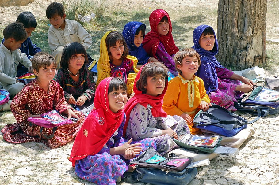crianças, sentado, terreno, durante o dia, menina, estudante, aprender schulem, afeganistão, muçulmanos, islã