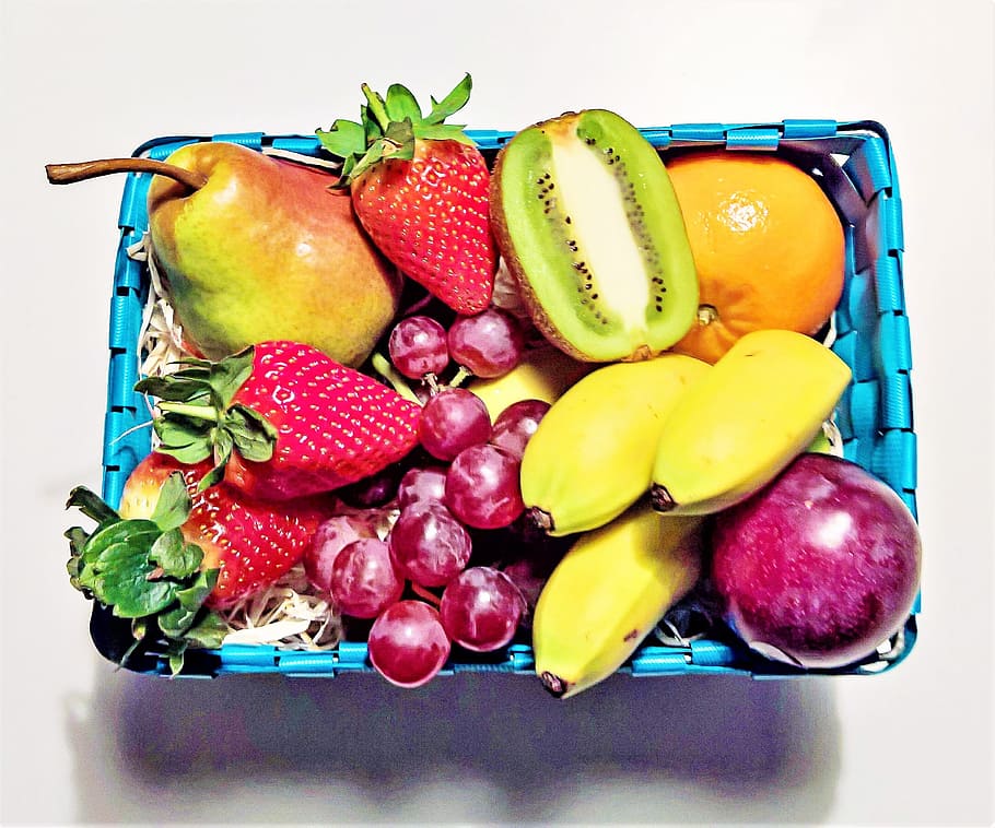 Cesta de frutas, frutas, muitas frutas, diferentes, bananas, uvas vermelhas, morangos, pera, ameixa, clementina