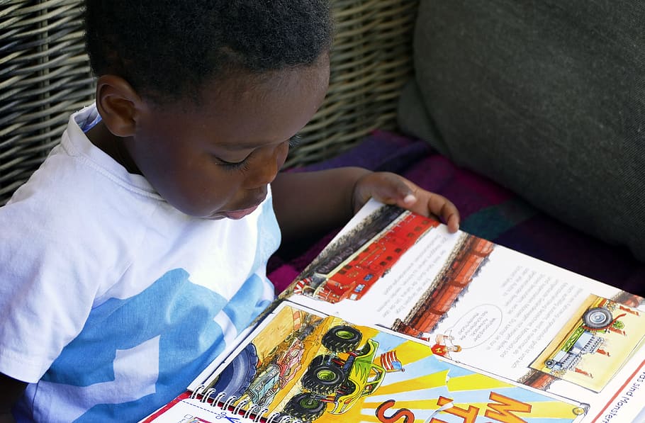 少年は本を読んで, 読んで, 子供, 絵本, 本, 少年, 外へ, 学び, 研究し, 興味を持って
