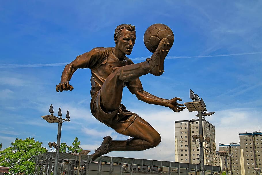 man kicker soccerball statue, berawan, hari langit, perjalanan, patung, langit, di luar ruangan, sepak bola, arsitektur, seni dan kerajinan