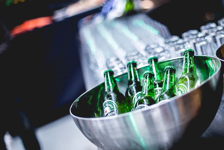 Heineken, bebida, frío, alcohol, bar, vidrio, color verde, contenedor, interior, primer plano