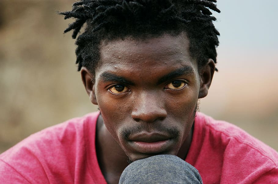 男は自分撮り, ウガンダの人々, 人々, 悲しい, 感情的な, 愛, 虚栄心, 目, アフリカ, ウガンダ
