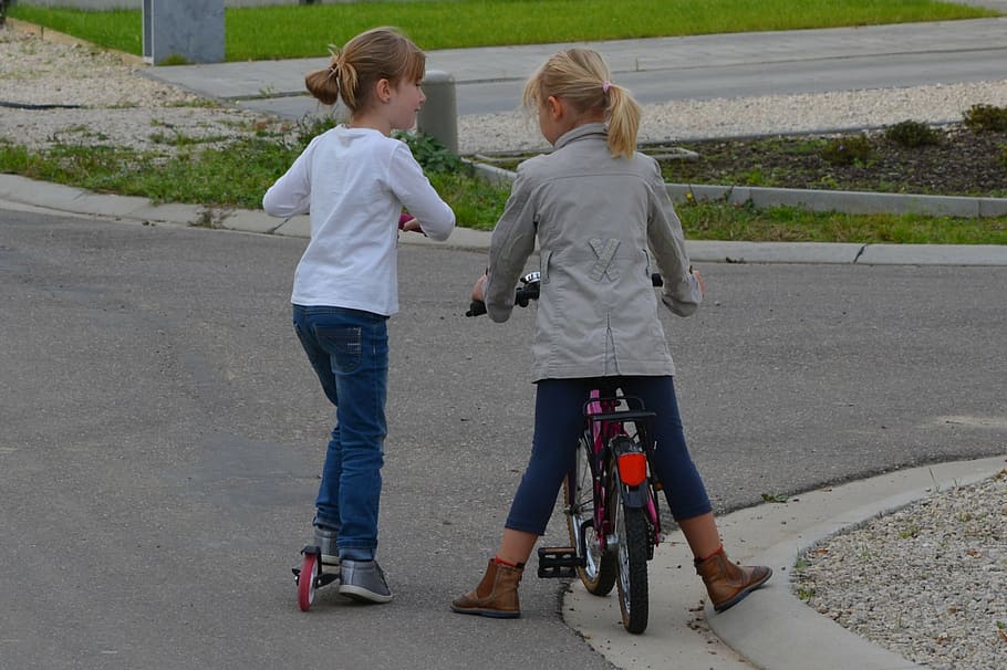 gadis, naik, sepeda, menendang skuter, jalan, anak-anak, perempuan, orang-orang, percakapan, wawancara