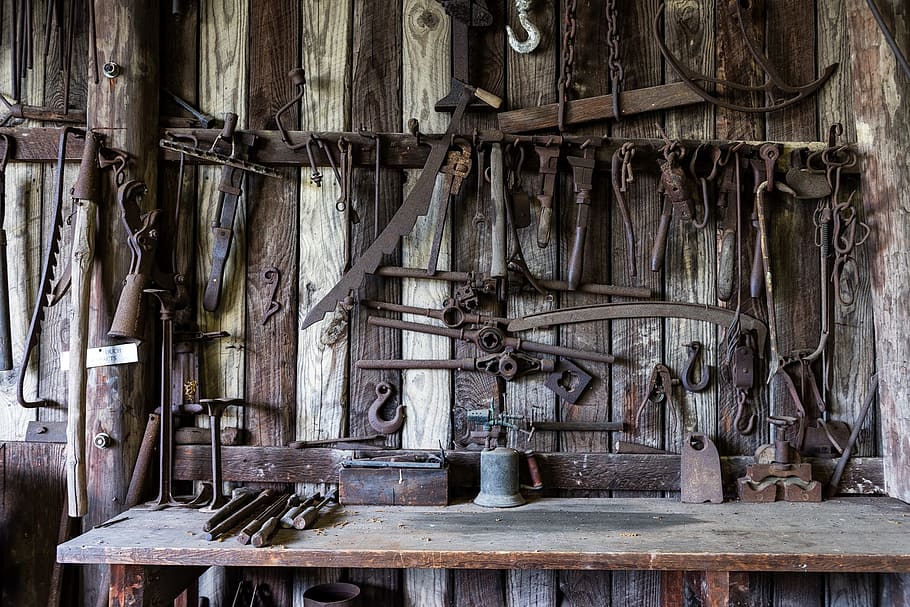 herramientas variadas, herrero, herramientas, tienda, rústico, antiguo, vintage, metal, artesanía, hierro