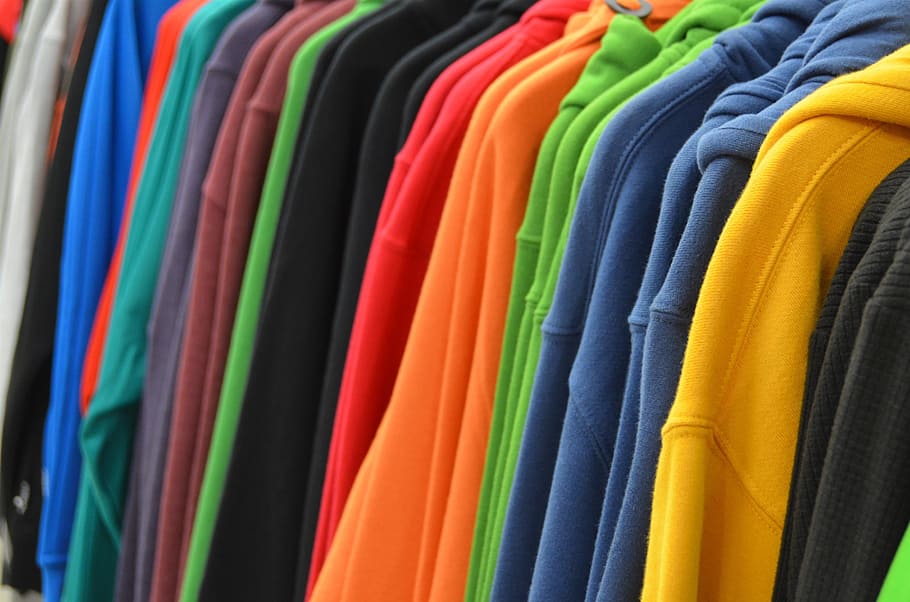 さまざまな色の服のロット, スウェットシャツ, セーター, 展示会, ショップ, ショッピング, 棚, 購入, ビジネス, 衣類