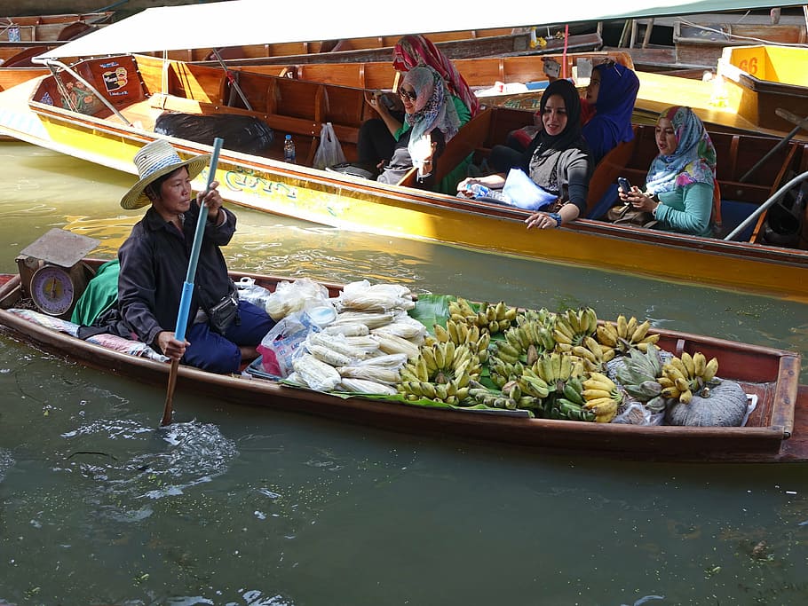 Persona, sentado, jon boat, lleno, plátanos, mercado flotante de Damnoen Saduak, Tailandia, tradicional, Bangkok, agua