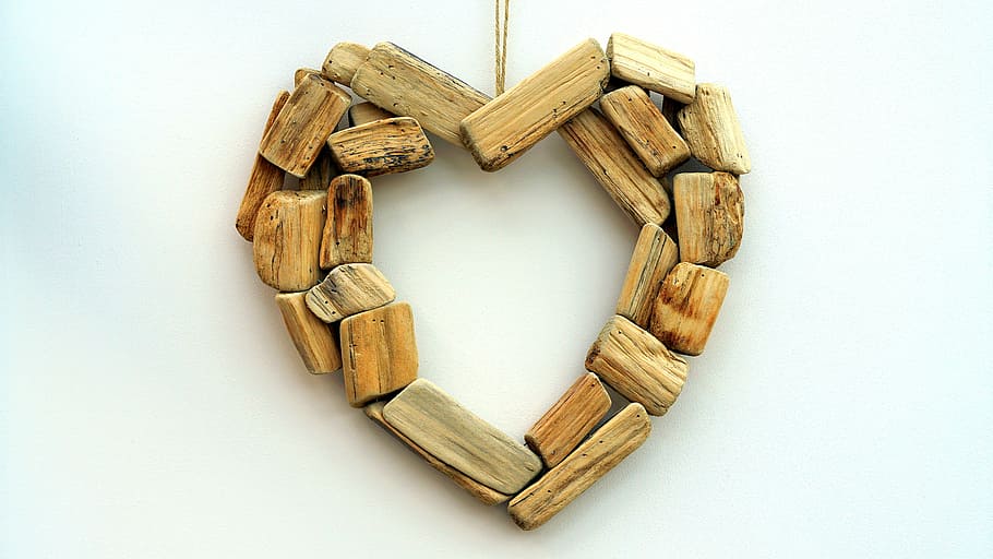 marrom, de madeira, pingente de recorte de coração, branco, fundo, coração, amor, feliz, romântico, madeira