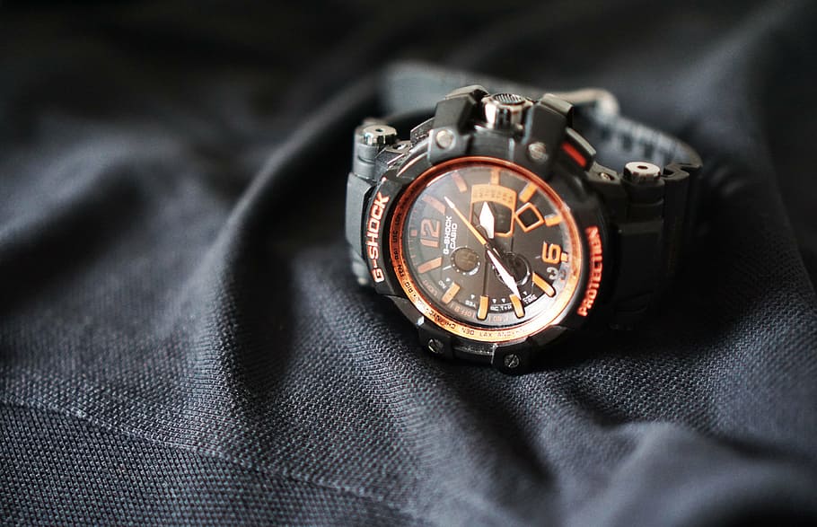 foto close-up, oranye, analog, arloji, menampilkan, 2:39, gshock, arloji olahraga, stopwatch, hitam