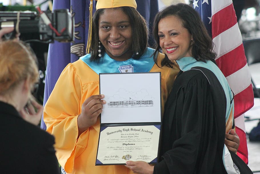 mujer, de pie, siguiente, otro, tenencia, diploma, graduación, afroamericano, graduado, gorra