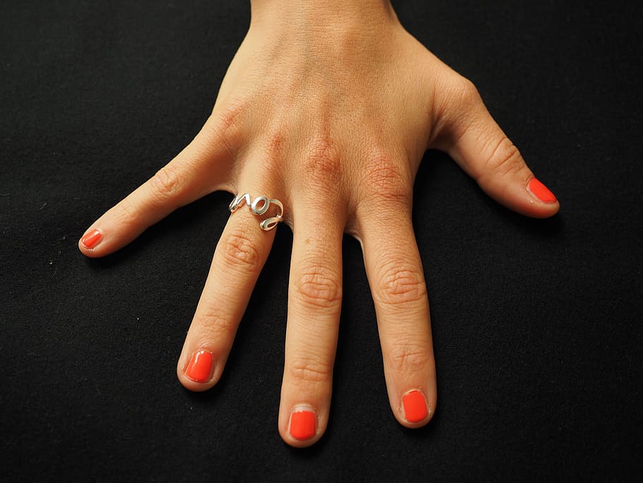 persona, mostrando, anillo plateado, anillo, anillo de dedo, plata, joyería, amor, mano, dedo