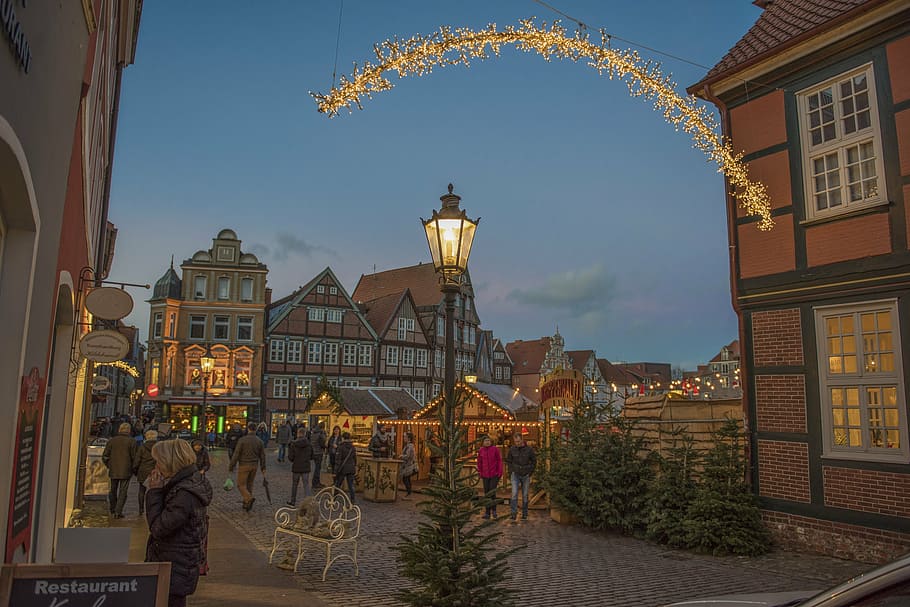 foto, gente, para caminar, camino, al lado, edificios, Stade, Navidad, luces de Navidad, mercado navideño