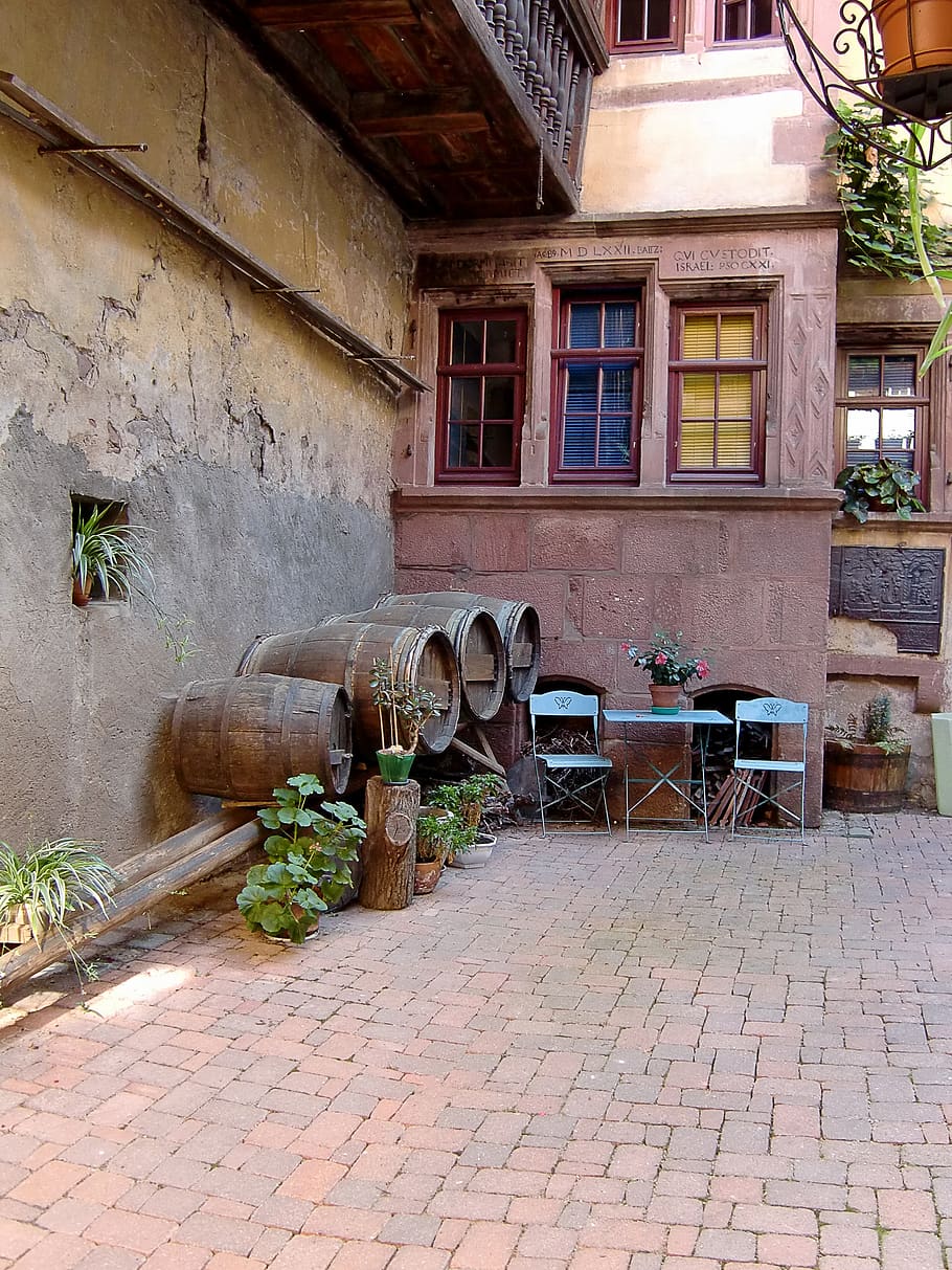 barriles de vino, hof, patio trasero, francia, bodega, barril, parche, asiento, romántico, acogedor