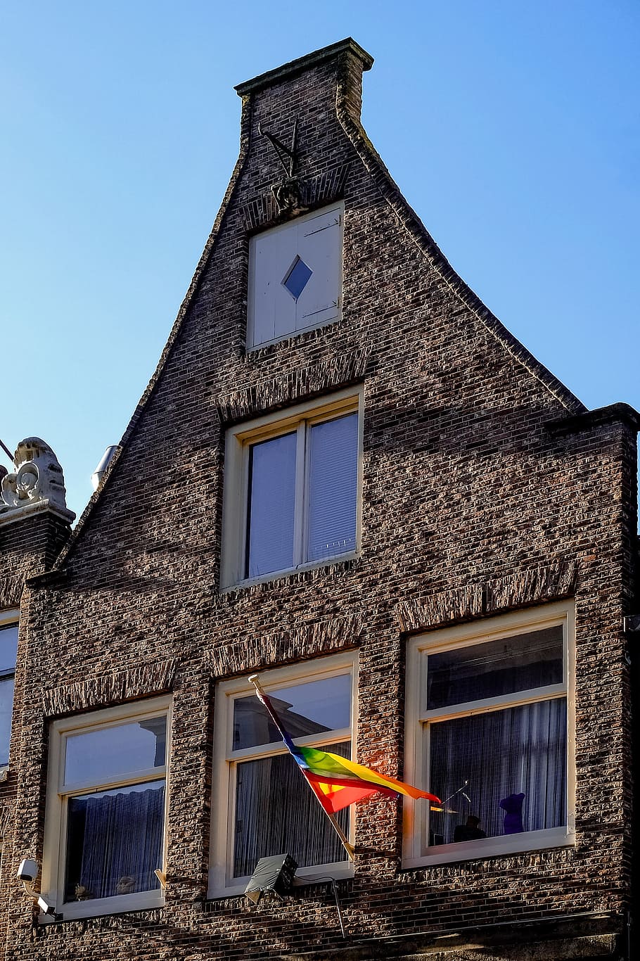 rumah, fasad, bata, bata dicat, coklat, bendera, kebanggaan gay, amsterdam, belanda, holland