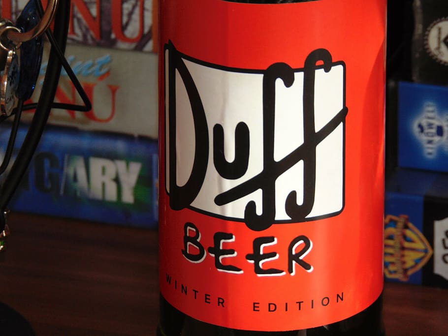 duff, cerveza duff, familia simpson, comunicación, texto, letrero, rojo, guión occidental, primer plano, foco en primer plano