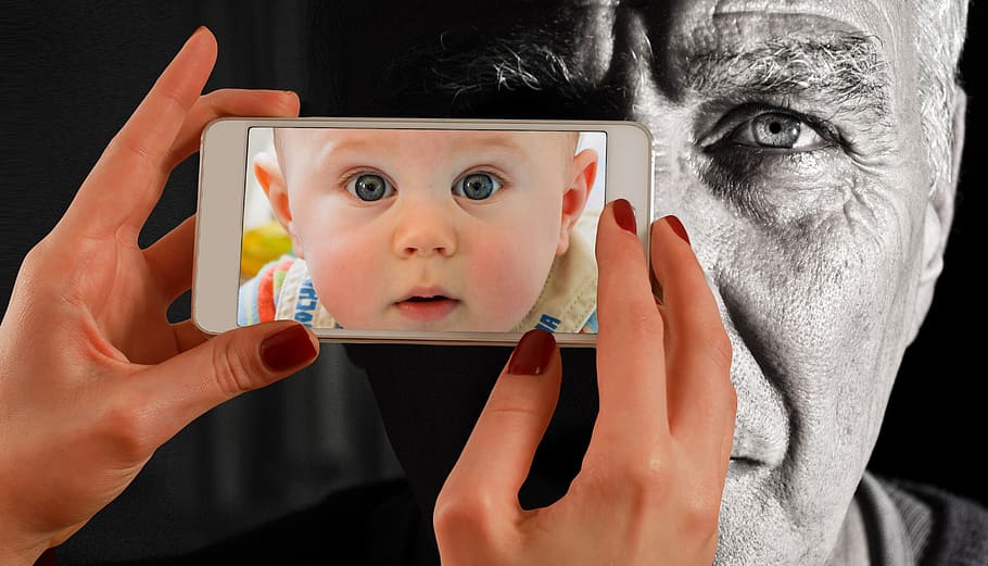 Persona, tenencia, blanco, teléfono inteligente, bebé, fondo de pantalla de cara, cara, hombre, viejo, joven