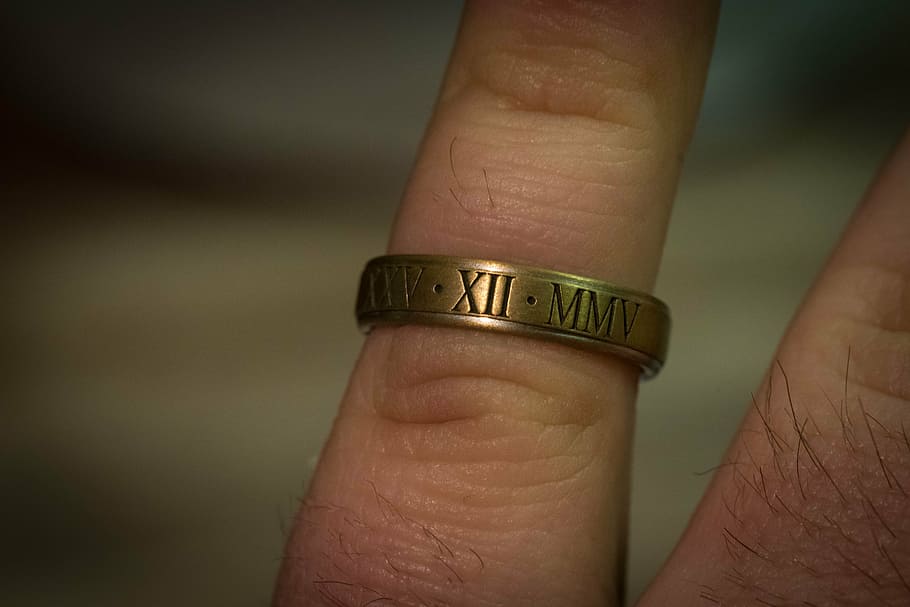 anillo, accesorio, fecha, números romanos, dorado, joyería, moda, dedo, mano, grabado