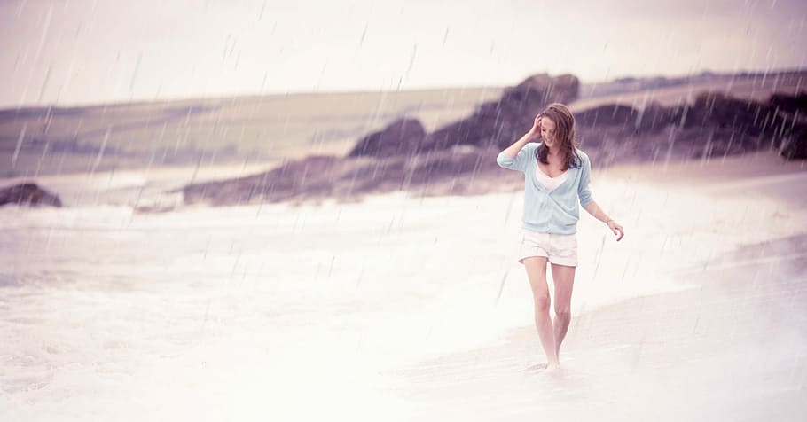 女性, 立っている, ビーチショア, 雨が降って, 雨, お楽しみください, ビーチ, 水, 天気, シーズン