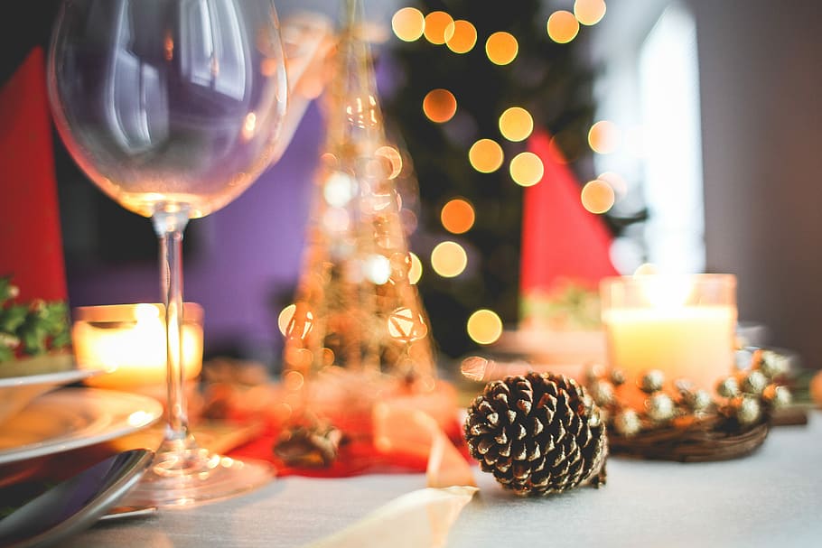 クリスマステーブルデコレーションクローズアップ, クリスマス, テーブル, 装飾, クローズアップ, クリスマスの設定, お祝い, キャンドル, クリスマスの装飾, 飲むガラス
