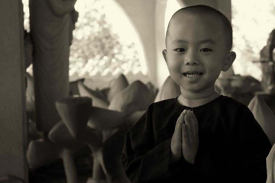 anak laki-laki, hitam, foto grayscale kemeja kru-leher, biarawan, biarawati, agama, berdoa, candi, sejarah, agama Budha