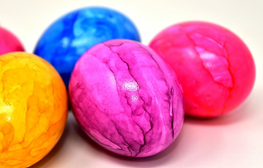 cinco, rocas de varios colores, madera, superficie, pascua, huevo, colorido, huevos coloridos, huevos de pascua, cierre
