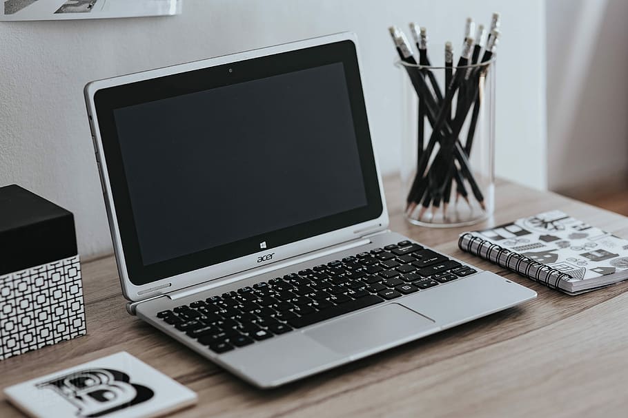 cartões, citações, em preto e branco, foto, laptop prateado, Inspirado, prata, laptop, espaço de trabalho, local de trabalho