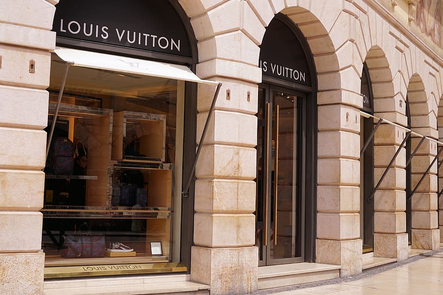 frente da loja Louis Vuitton, durante o dia, luxo, licença, compras, loja, licença de luxo, negócios, compra, comércio