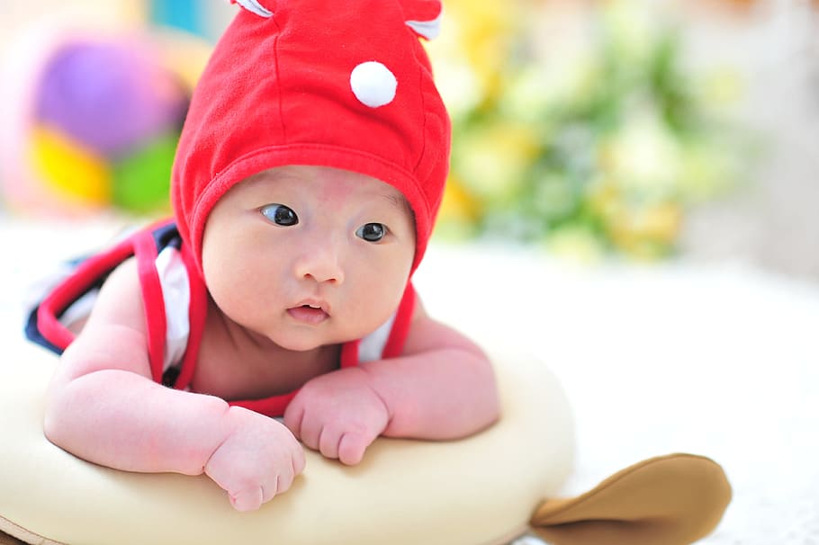 Chiu, vistiendo, sombrero, lleva un sombrero, caperucita roja, bebé, niño, lindo, pequeño, infancia