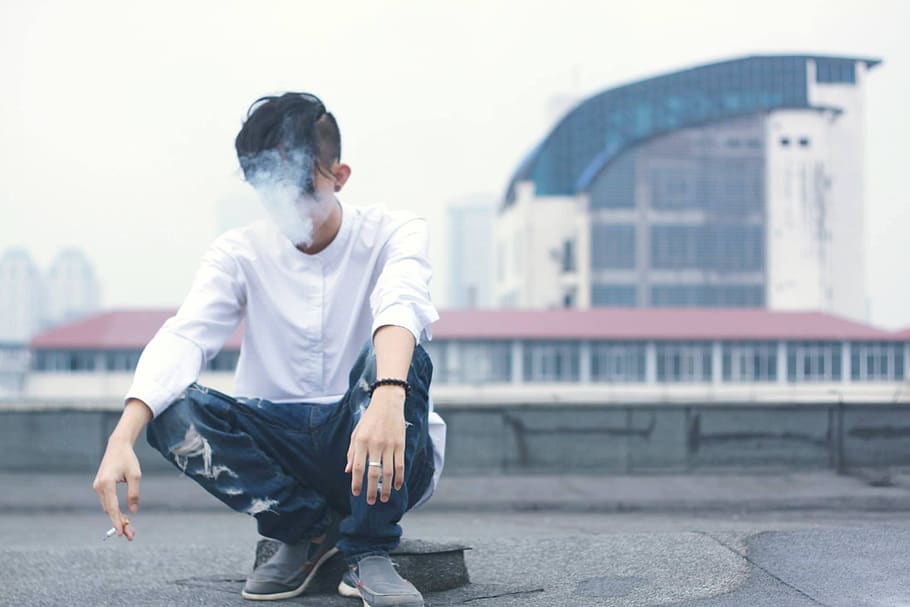 gente, chico, solo, sentado, fumando, cigarrillo, en la azotea, edificio, difuminado, una persona