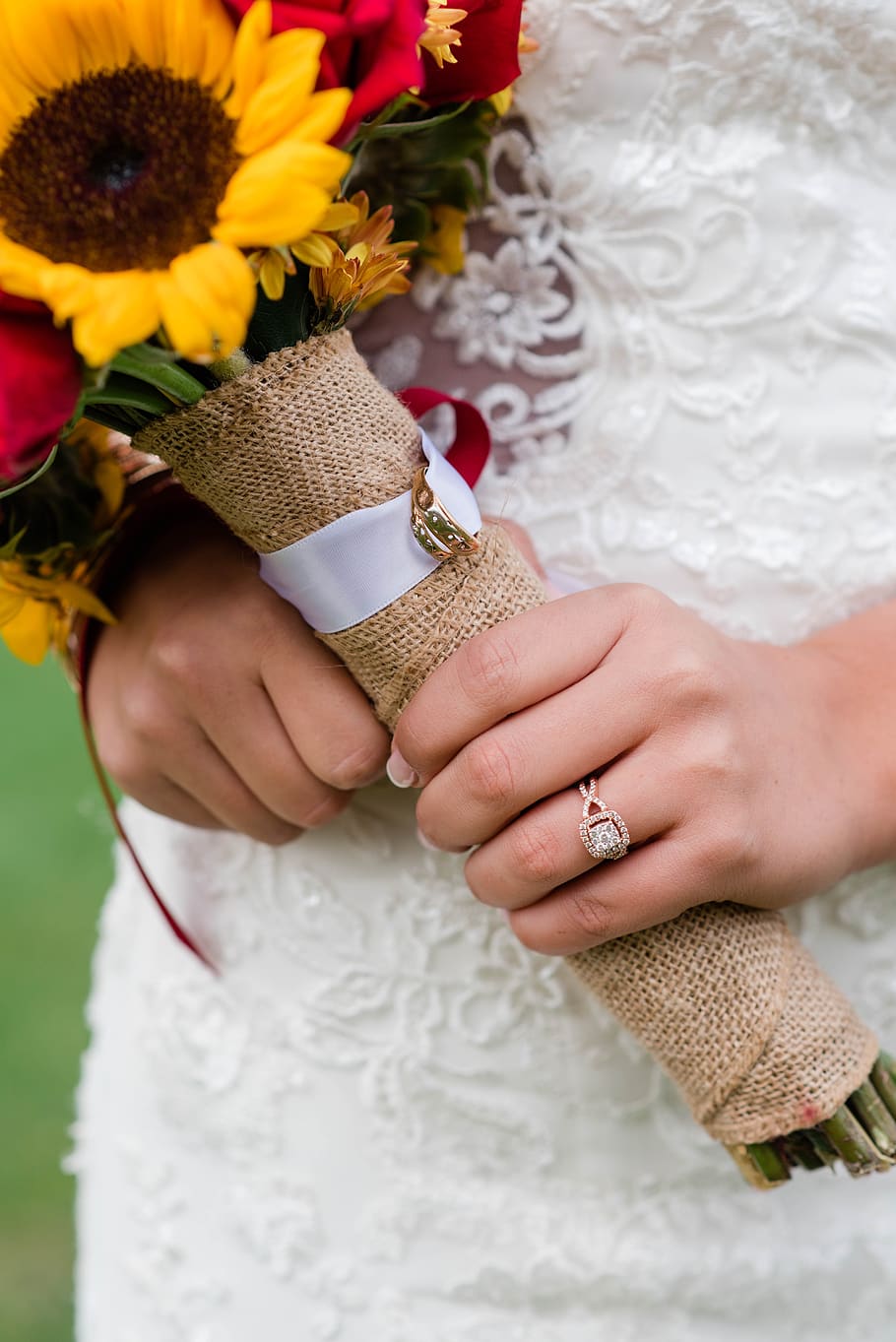 boda, novia, esposa, ramo, ramo de novia, flores, anillo, anillos, anillo de compromiso, anillo de bodas