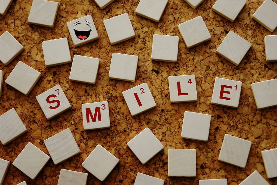 kata scrabble smile, digital, wallpaper, senyum, tertawa, riang, motivasi, lucu, kegembiraan, emosi
