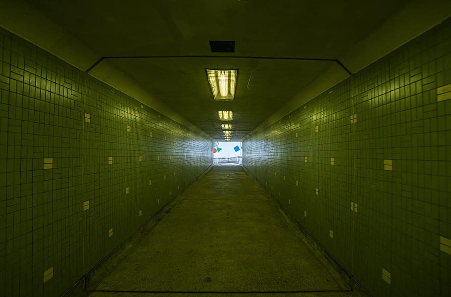 ligero, metro, túnel, aeropuerto, oscuro, iluminado, corredor, nadie, sombra, concepción artística