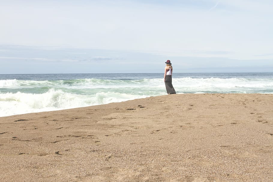 mulher, em pé, ao lado, costa, dia, perto, oceano, menina, praia, areia