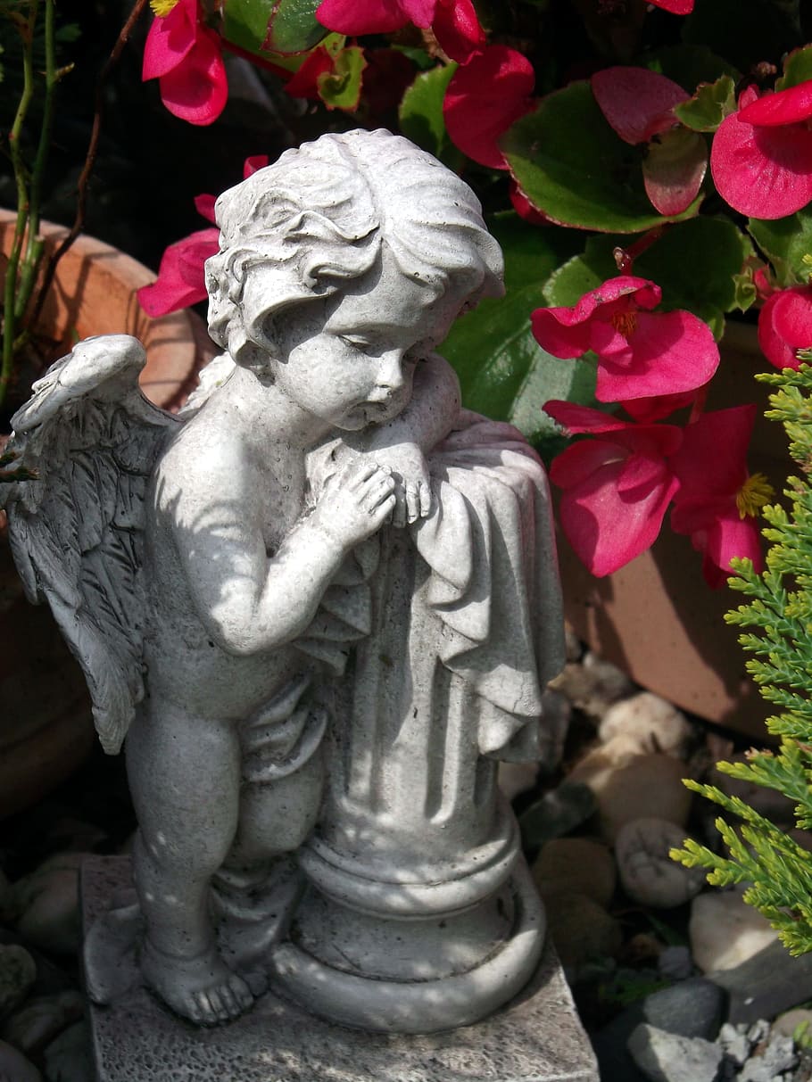 Фигура ангела для кладбища - живой образ небесного покровителя, дарующий надежду на продолжение жизни в иной реальности