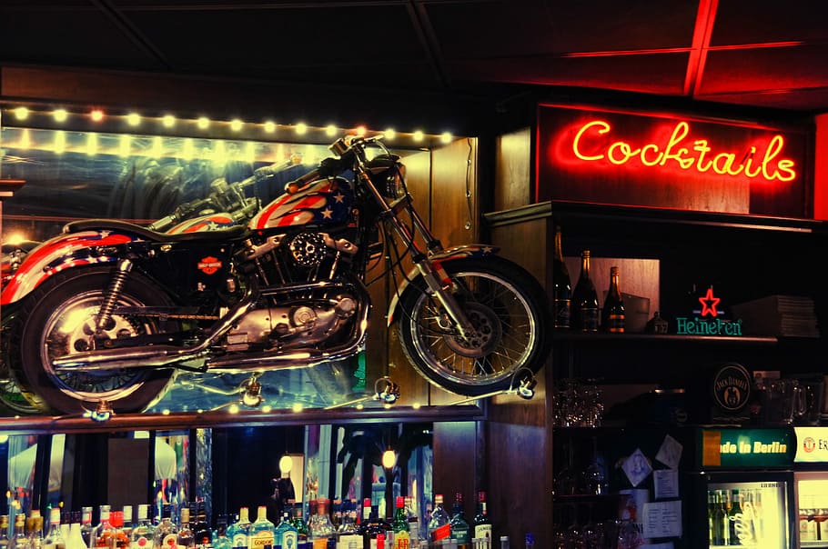 negro, rojo, motocicleta de crucero, lote de botellas de vidrio, pub, mostrador, bar, cócteles, motocicleta, berlín