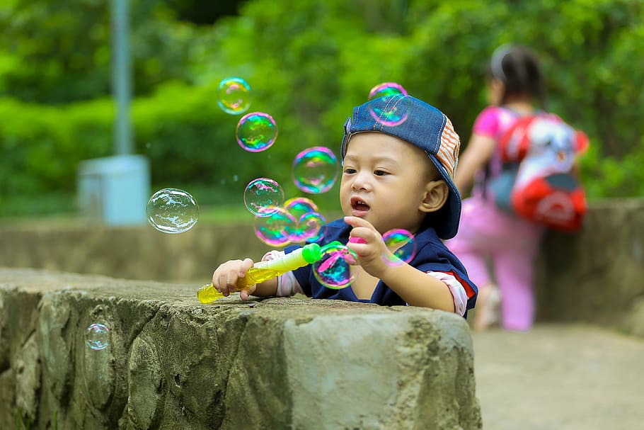 menino da criança, jogando, bolhas, durante o dia, criança, parque, jogar, feliz, bolhas de sabão, infância
