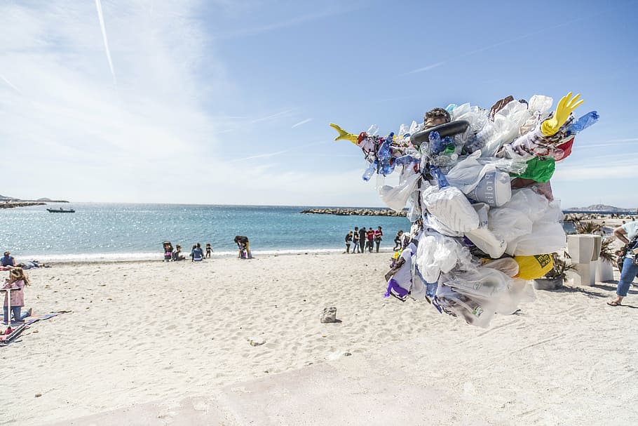 persona, vistiendo, saltos de disfraz de basura, arena, playa, durante el día, basura, desechos, plástico, reciclaje
