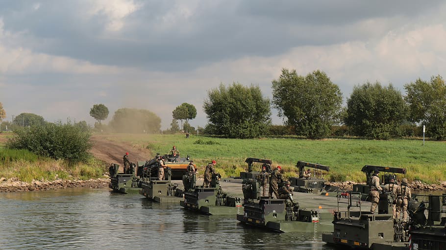 Bundeswehr, construcción de puentes, puente de guerra, pioneros, Weser, maniobra, ejercicio, techo del tanque, árbol, planta