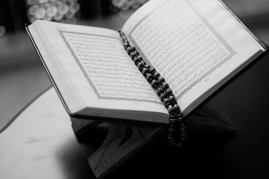 fotografía en escala de grises, blanco, libro, marcador de cuentas de oración tesbih, superior, corán, islam, santo, musulmán, ramadan