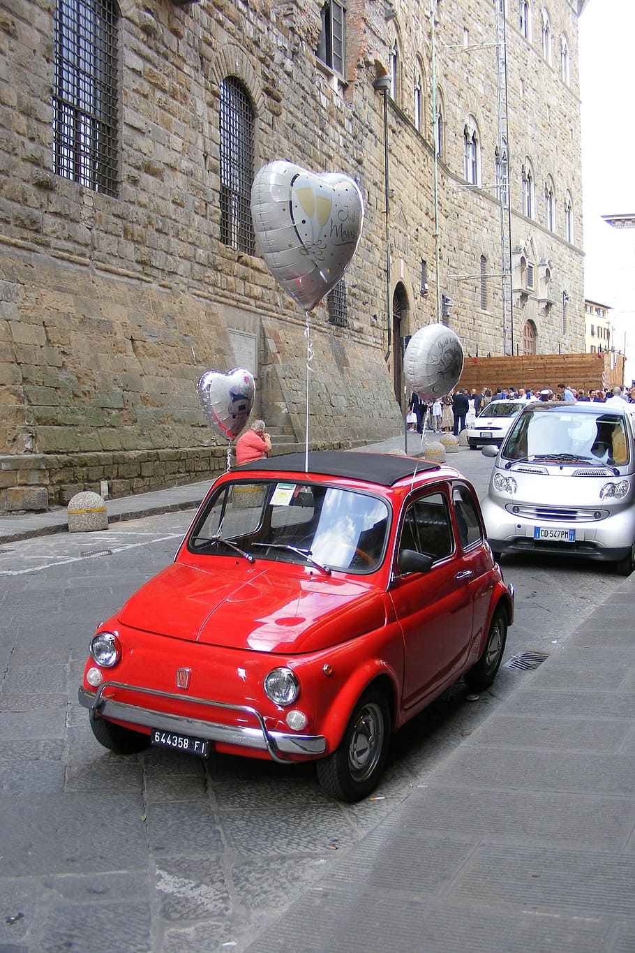 fiat, fiat 500, italy, red car, love, balloons, car, mode of transportation, motor vehicle, building exterior