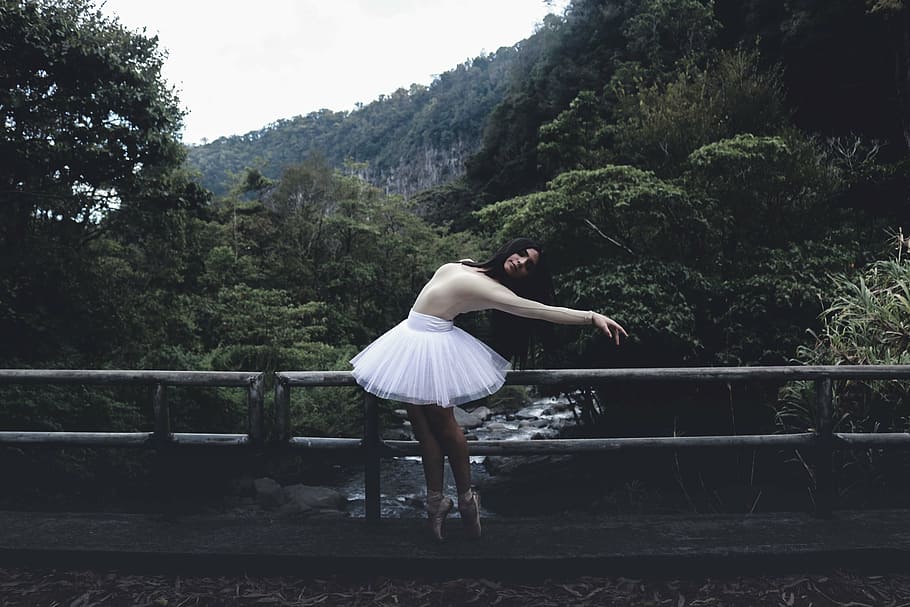 mujer bailando ballet, puente, durante el día, verde, árboles, planta, naturaleza, bosque, personas, niña